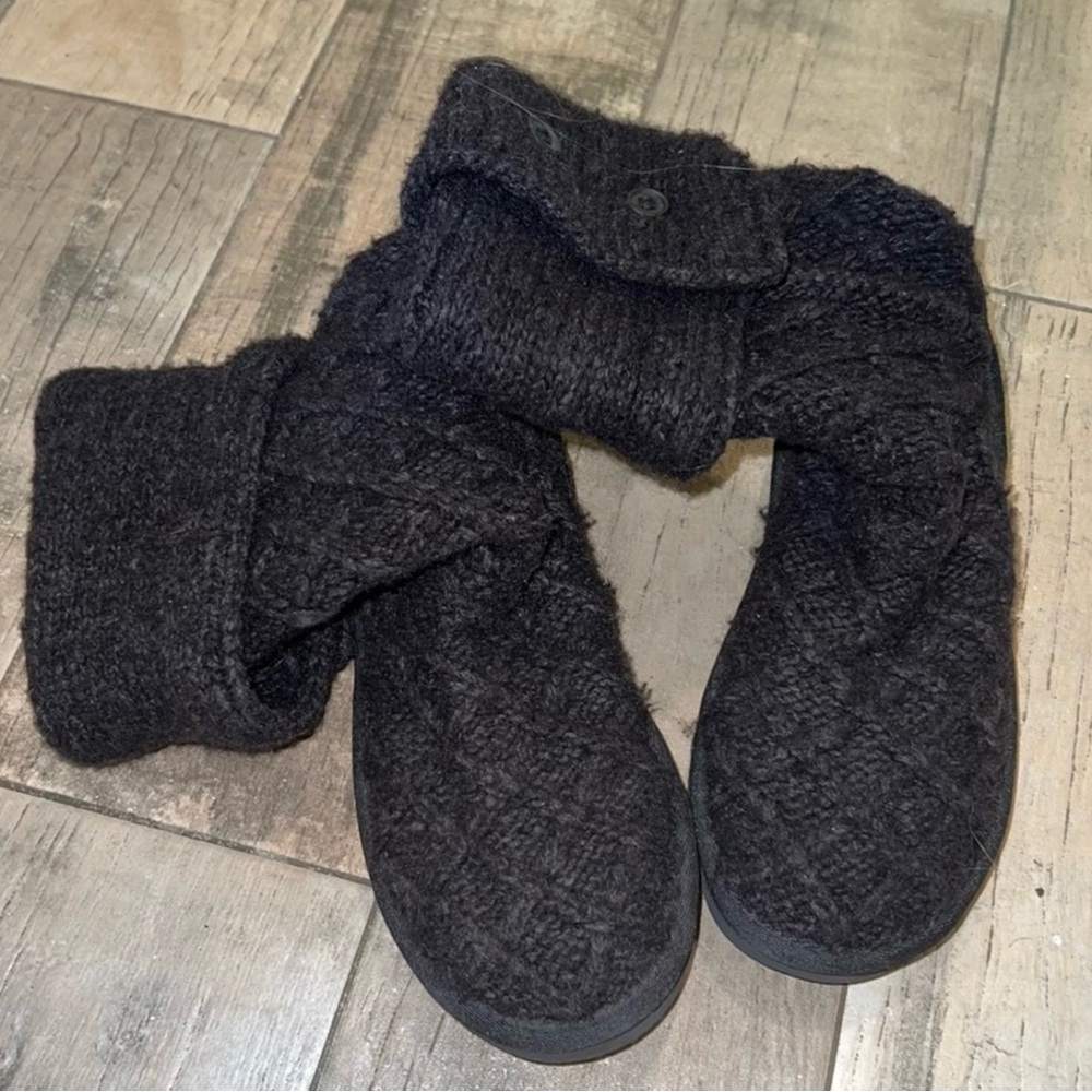 adorable black uggs size 5